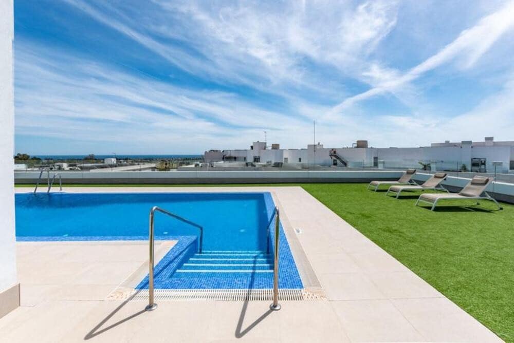Apartamento de 2 habitaciones en Marbella en alquiler con piscina garaje - 2.500 € (Ref: 9821908)