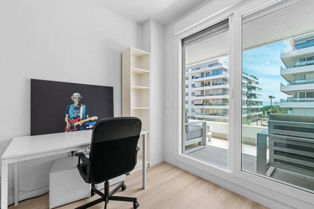 Apartamento de 2 habitaciones en Marbella en alquiler con piscina garaje - 2.500 € (Ref: 9821908)