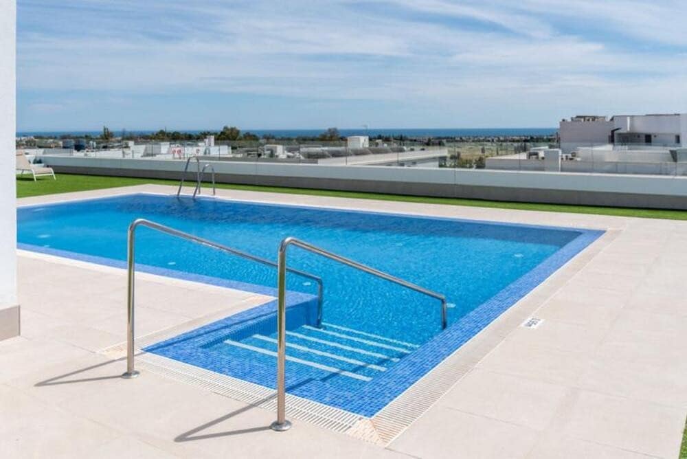 Apartamento de 2 habitaciones en Marbella en alquiler con piscina garaje - 2.500 € (Ref: 9821908)