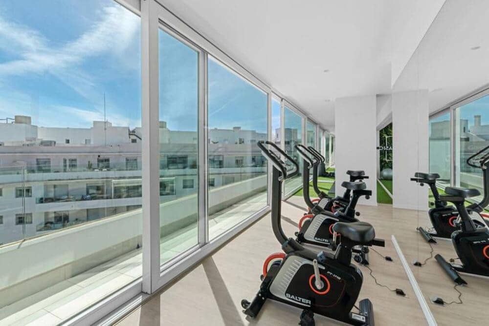 Apartamento de 2 habitaciones en Marbella en alquiler con piscina garaje - 2.500 € (Ref: 9821908)