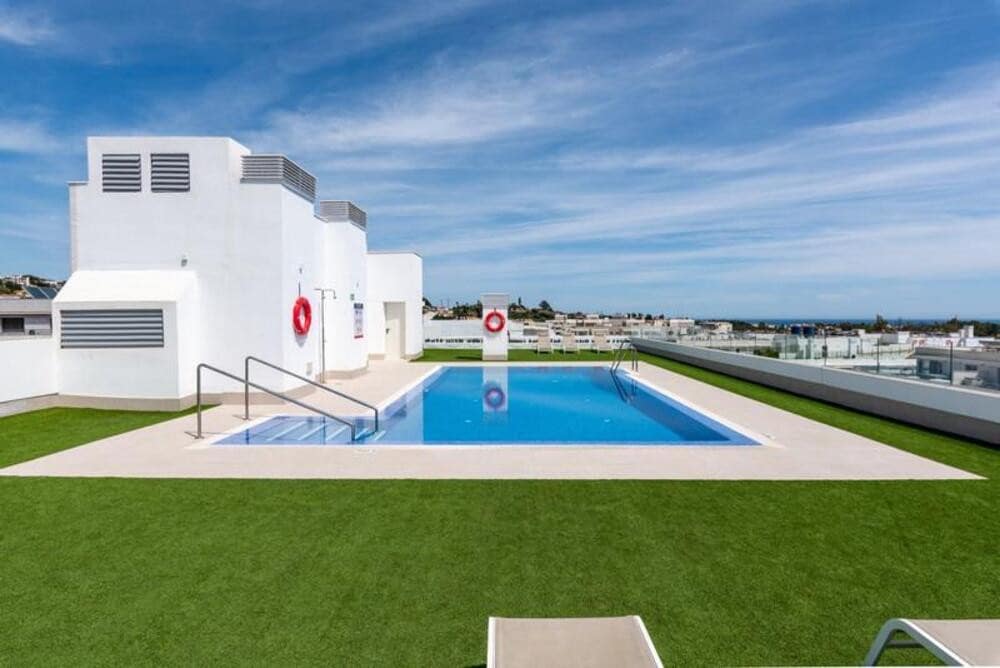 Apartamento de 2 habitaciones en Marbella en alquiler con piscina garaje - 2.500 € (Ref: 9821908)