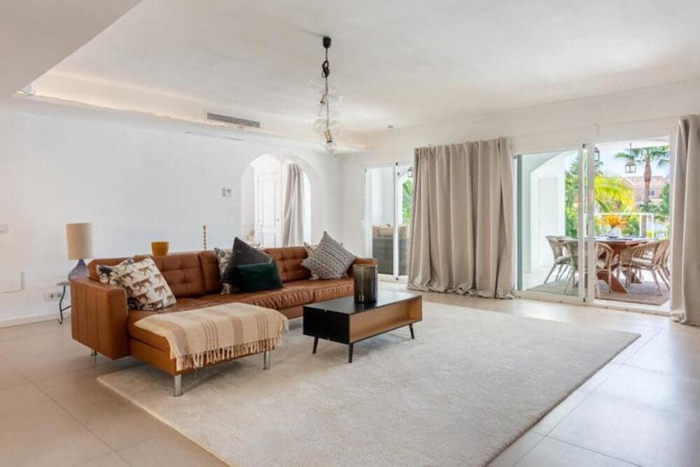4 quarto Moradia para venda em Nueva Andalucia com piscina garagem - 1 875 000 € (Ref: 9824588)