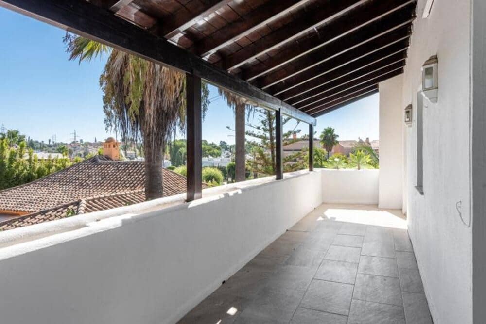 4 quarto Moradia para venda em Nueva Andalucia com piscina garagem - 1 875 000 € (Ref: 9824588)