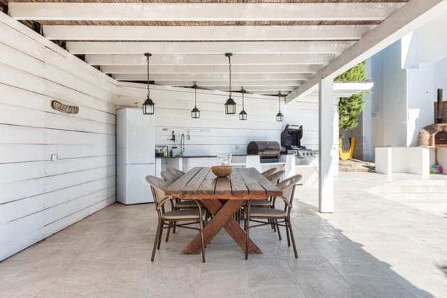 4 chambre Villa/Maison à vendre à Nueva Andalucía Centro, Marbella avec piscine garage - 1 875 000 € (Ref: 9824588)
