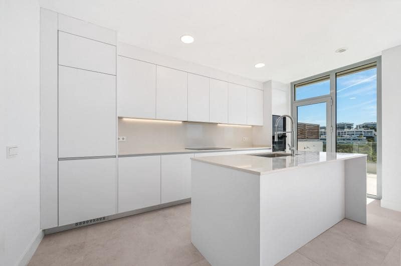 4 bedroom Penthouse for rent in Marbella with pool garage - € 6,500 (Ref: 9824589)