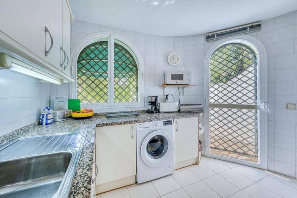 4 soveværelse Villa til salg i Marbella med swimmingpool garage - € 1.950.000 (Ref: 9824590)