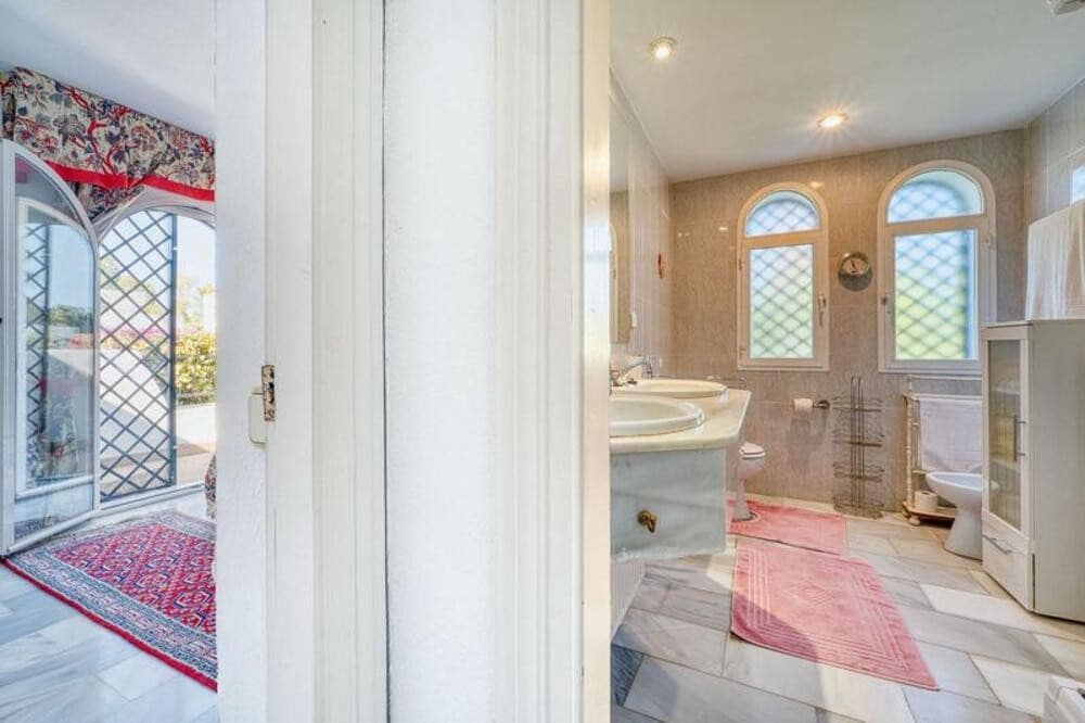 4 soveværelse Villa til salg i Marbella med swimmingpool garage - € 1.950.000 (Ref: 9824590)