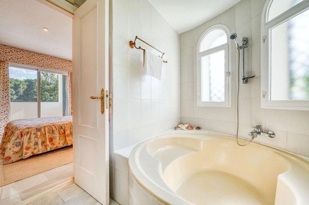 4 soveværelse Villa til salg i Marbella med swimmingpool garage - € 1.950.000 (Ref: 9824590)
