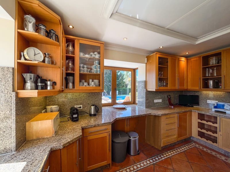 6 soverom Villa til salgs i Marbella med svømmebasseng garasje - € 3 750 (Ref: 9828204)