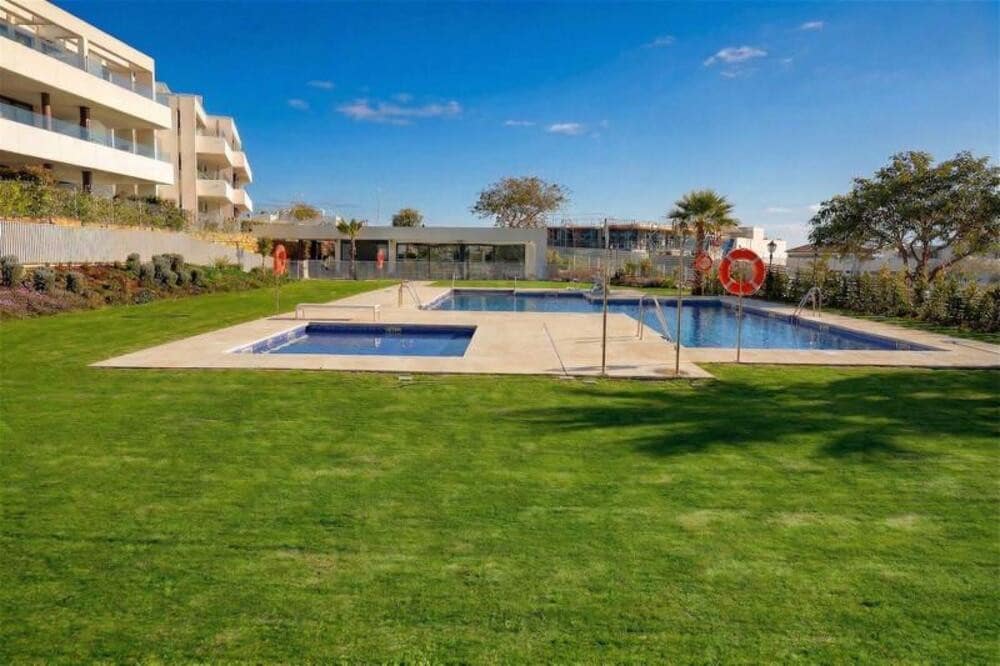 3 bedroom Apartment for rent in Estepona with pool garage - € 2,950 (Ref: 9828205)