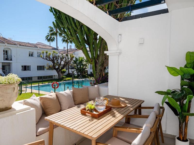 4 quarto Casa em Banda para venda em Marbella com piscina garagem - 895 000 € (Ref: 9830545)