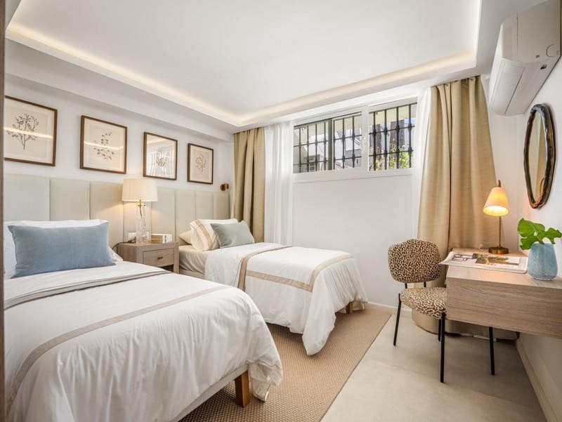 4 quarto Casa em Banda para venda em Marbella com piscina garagem - 895 000 € (Ref: 9830545)