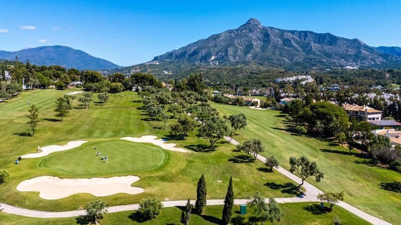 4 quarto Casa em Banda para venda em Marbella com piscina garagem - 895 000 € (Ref: 9830545)