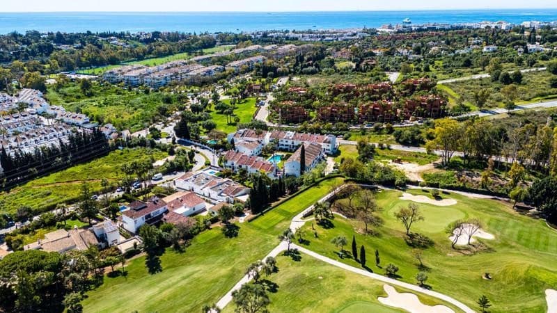 4 quarto Casa em Banda para venda em Marbella com piscina garagem - 895 000 € (Ref: 9830545)