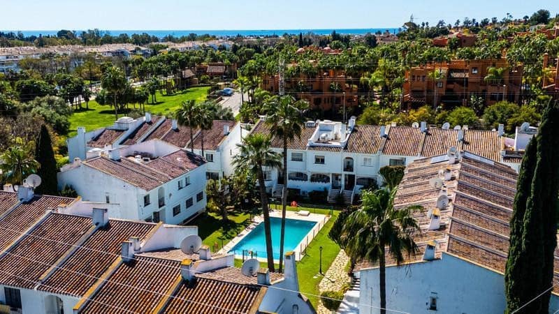 4 quarto Casa em Banda para venda em Marbella com piscina garagem - 895 000 € (Ref: 9830545)