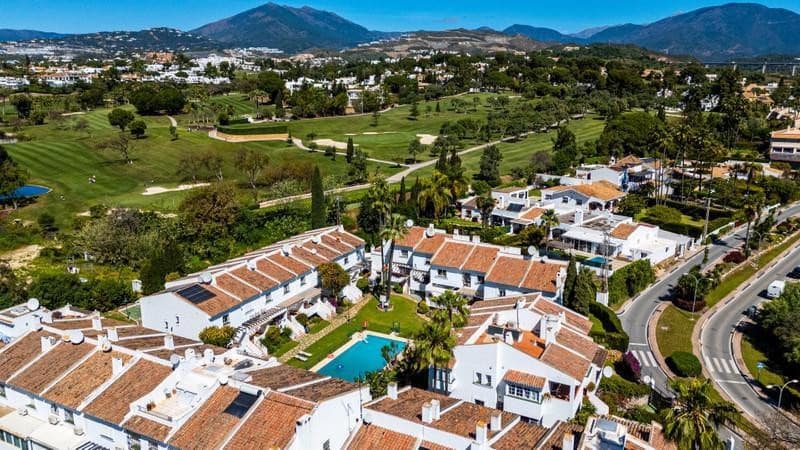 4 quarto Casa em Banda para venda em Marbella com piscina garagem - 895 000 € (Ref: 9830545)
