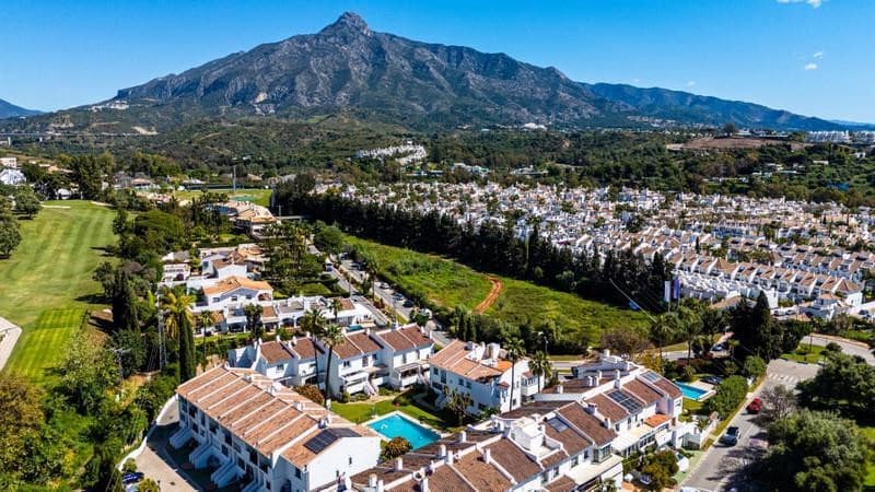 4 quarto Casa em Banda para venda em Marbella com piscina garagem - 895 000 € (Ref: 9830545)