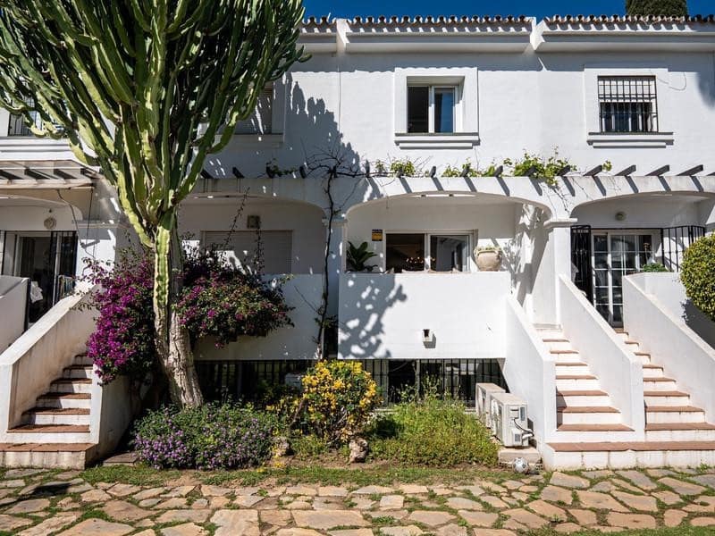 4 quarto Casa em Banda para venda em Marbella com piscina garagem - 895 000 € (Ref: 9830545)