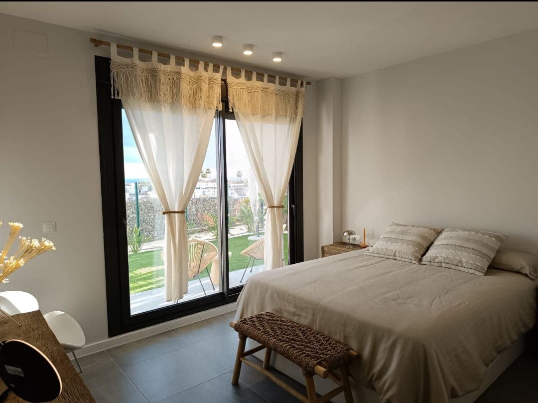 3 bedroom Semi-detached Villa for holiday rental in Riviera del Sol with pool garage - € 2,000 (Ref: 9830547)