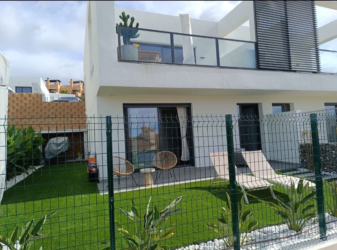 3 bedroom Semi-detached Villa for holiday rental in Riviera del Sol with pool garage - € 2,000 (Ref: 9830547)