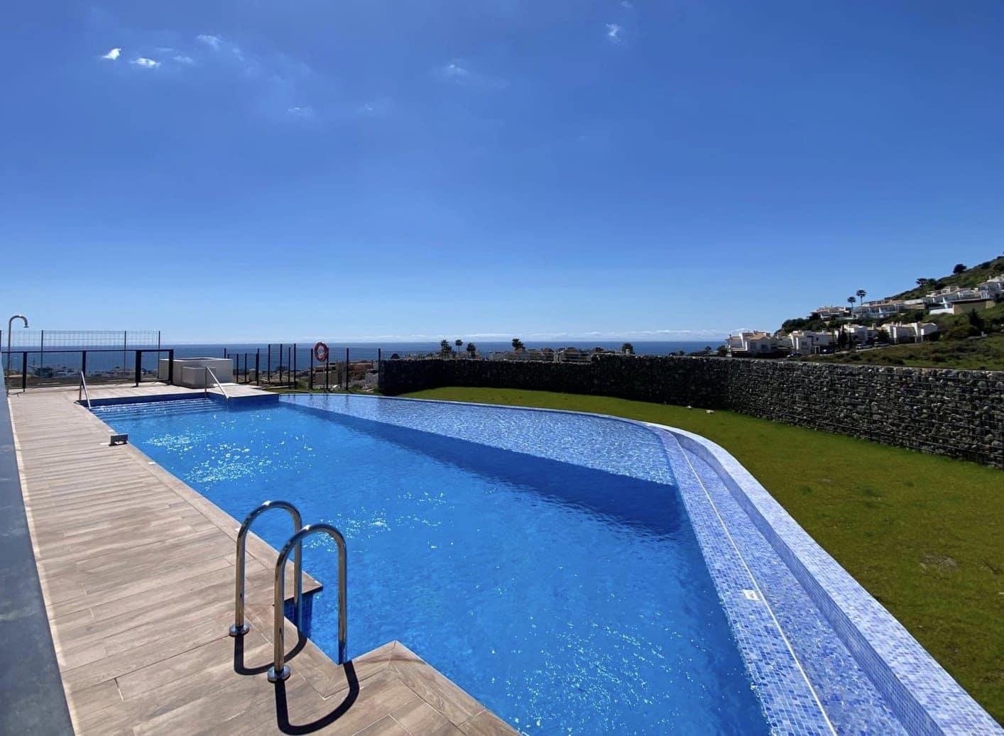 3 bedroom Semi-detached Villa for holiday rental in Riviera del Sol with pool garage - € 2,000 (Ref: 9830547)