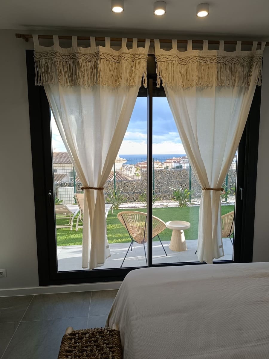 3 bedroom Semi-detached Villa for holiday rental in Riviera del Sol with pool garage - € 2,000 (Ref: 9830547)