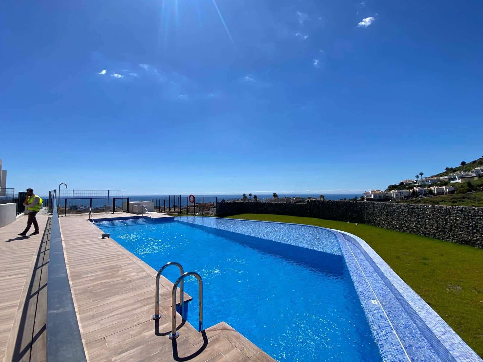 3 bedroom Semi-detached Villa for holiday rental in Riviera del Sol with pool garage - € 2,000 (Ref: 9830547)