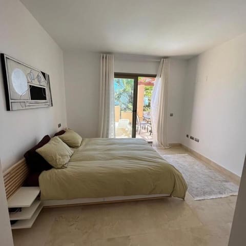 Penthouse de 2 chambres à louer à El Paraíso, Benahavís avec piscine garage - 2 500 € (Ref: 9835079)