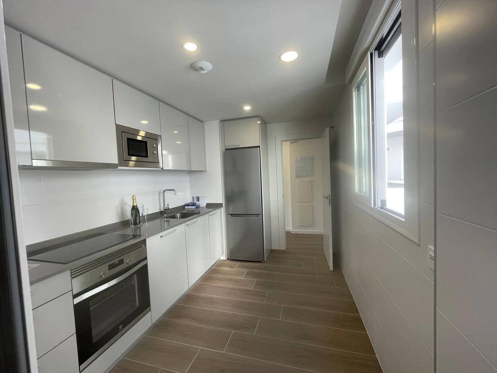 2 slaapkamer Appartement te huur in Marbella met zwembad garage - € 2.300 (Ref: 9835080)