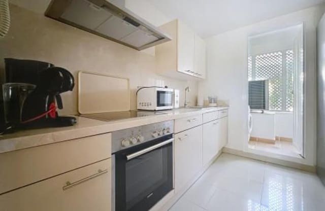 2 soverom Leilighet til salgs i El Paraiso, Estepona med svømmebasseng garasje - € 399 000 (Ref: 9838827)
