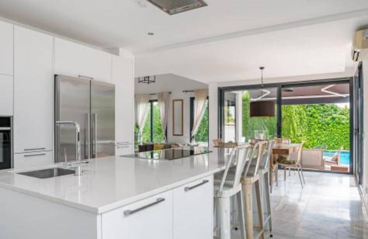 6 bedroom Villa for sale in Nueva Andalucia with pool garage - € 1,399,000 (Ref: 9838829)