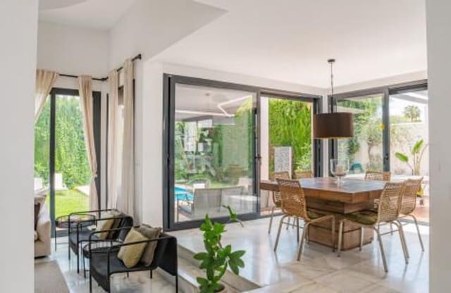 6 chambre Villa/Maison à vendre à Nueva Andalucía Centro, Marbella avec piscine garage - 1 399 000 € (Ref: 9838829)