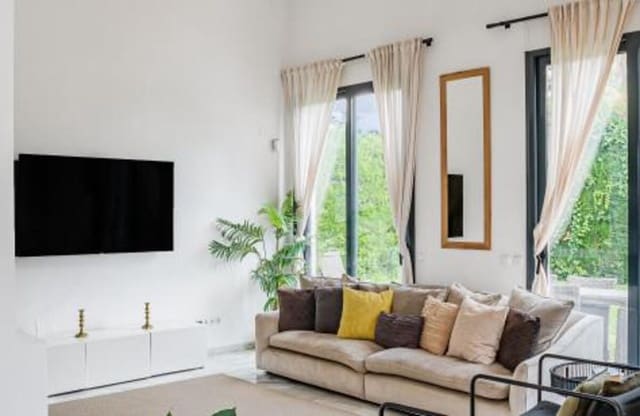 6 chambre Villa/Maison à vendre à Nueva Andalucía Centro, Marbella avec piscine garage - 1 399 000 € (Ref: 9838829)