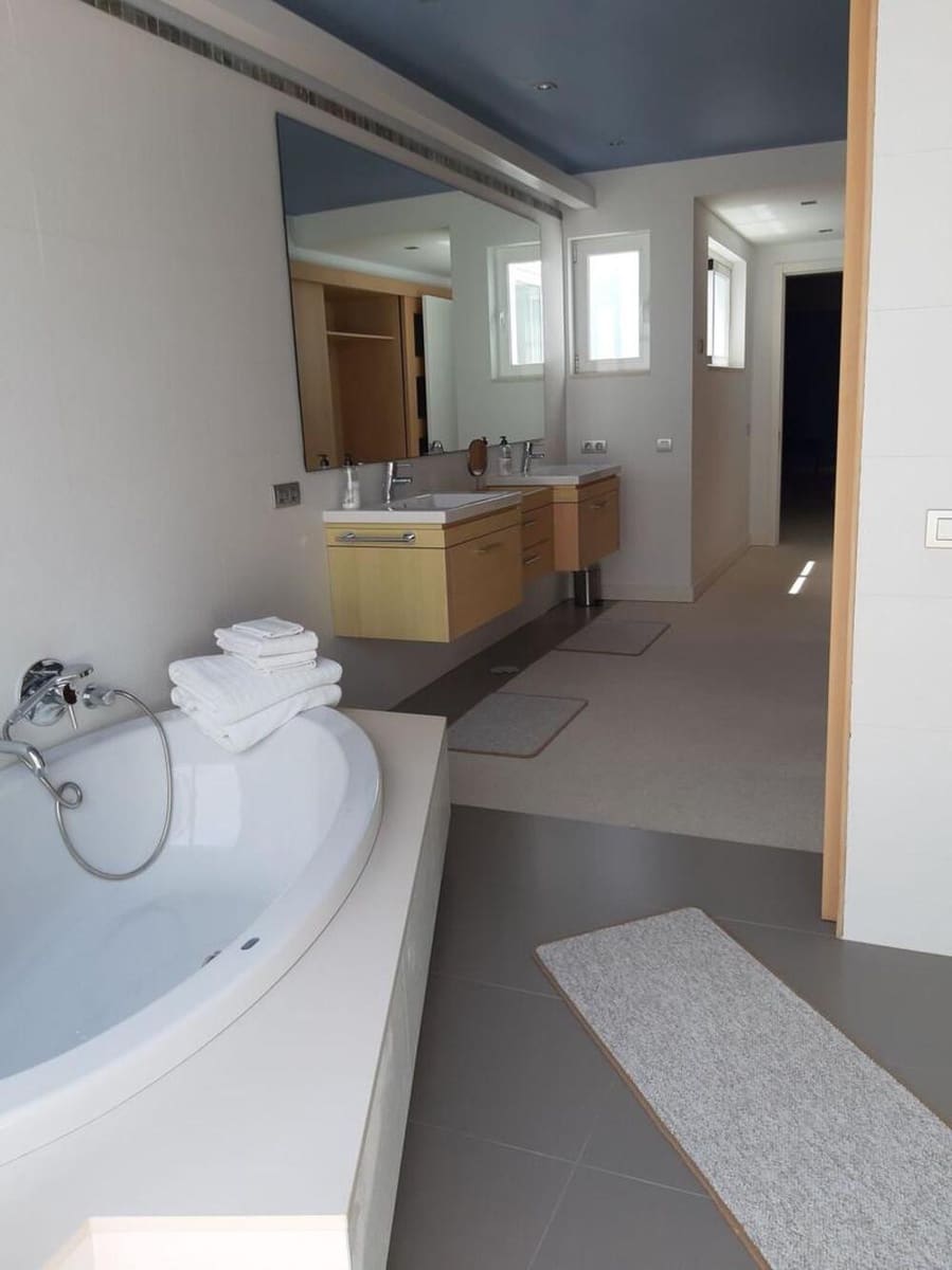 5 bedroom Villa for rent in Nueva Andalucia with pool garage - € 14,000 (Ref: 9838831)