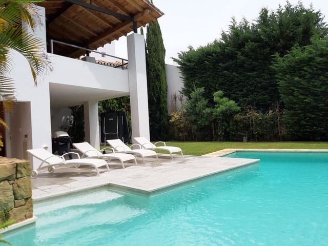 5 soveværelse Villa til leje i Nueva Andalucía Centro, Marbella med swimmingpool garage - € 14.000 (Ref: 9838831)
