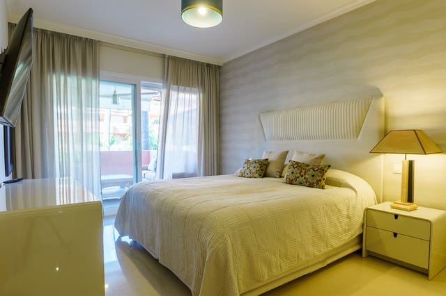 2 soveværelse Lejlighed til salg i Puerto Banus, Marbella med swimmingpool garage - € 950.000 (Ref: 9842036)