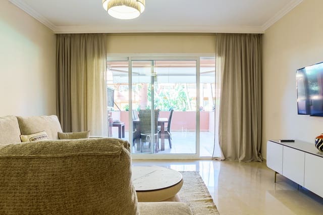 2 soveværelse Lejlighed til salg i Puerto Banus, Marbella med swimmingpool garage - € 950.000 (Ref: 9842036)