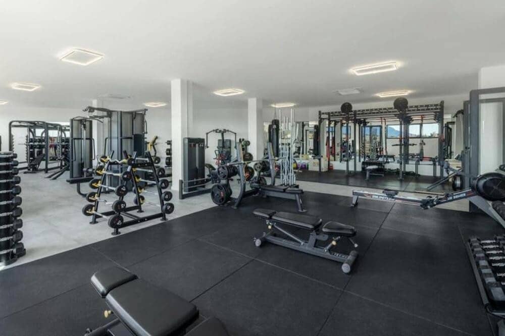 3 bedroom Apartment for rent in Benahavis with pool garage - € 3,500 (Ref: 9842039)