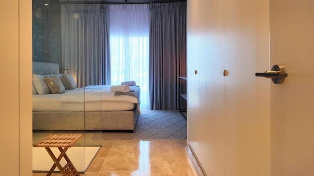 3 bedroom Apartment for rent in Benahavis with pool garage - € 3,500 (Ref: 9842039)
