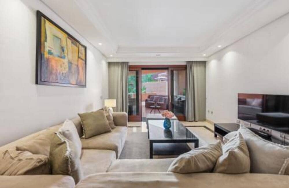 2 quarto Apartamento para arrendar em Estepona com piscina garagem - 2 700 € (Ref: 9848933)