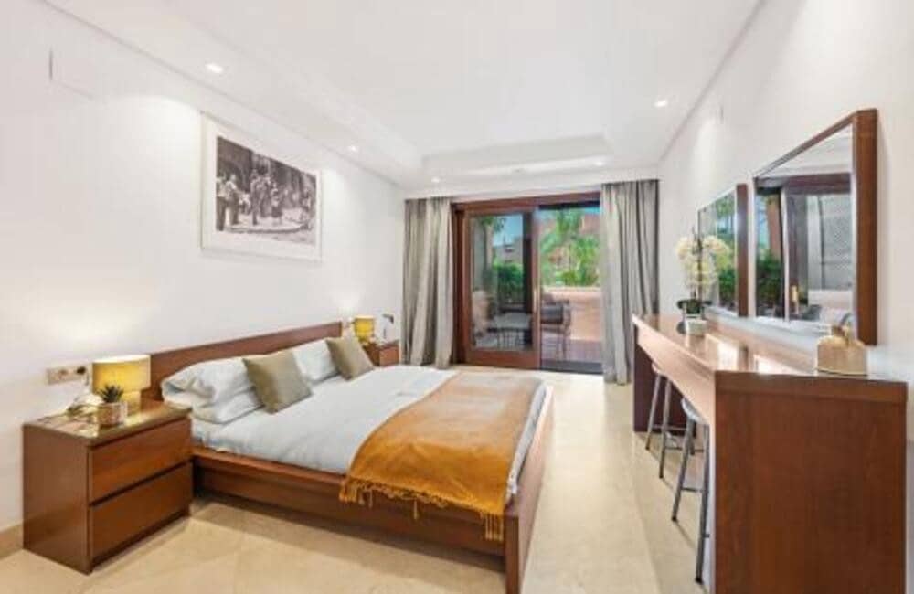 2 quarto Apartamento para arrendar em Estepona com piscina garagem - 2 700 € (Ref: 9848933)