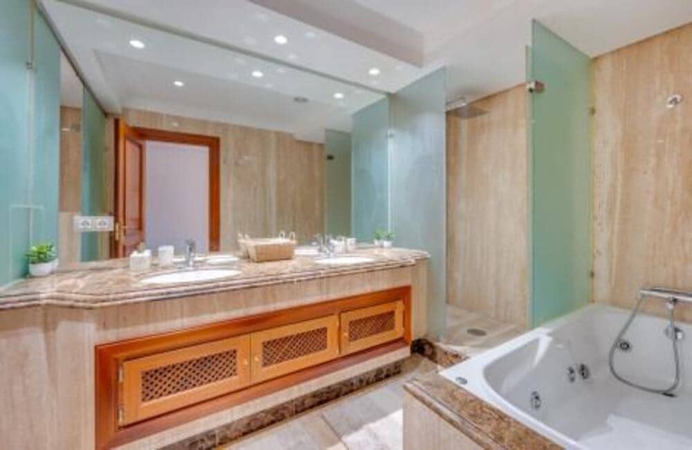 2 quarto Apartamento para arrendar em Estepona com piscina garagem - 2 700 € (Ref: 9848933)