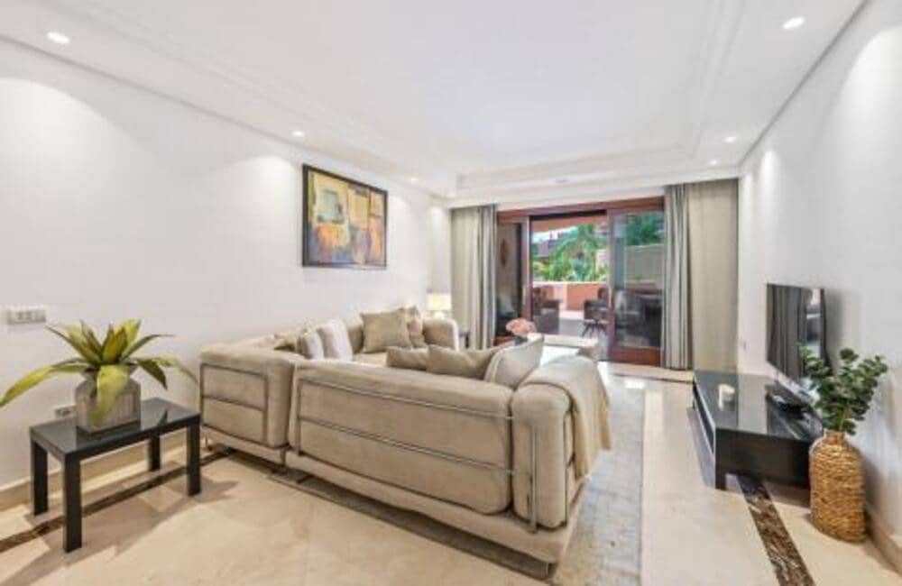 2 quarto Apartamento para arrendar em Estepona com piscina garagem - 2 700 € (Ref: 9848933)