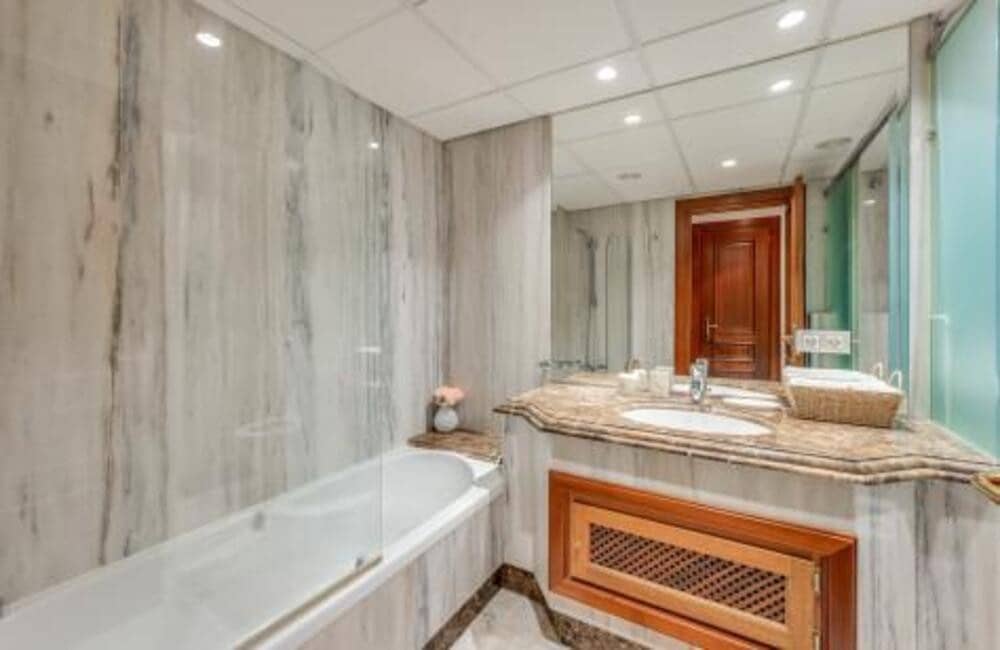 2 quarto Apartamento para arrendar em Estepona com piscina garagem - 2 700 € (Ref: 9848933)