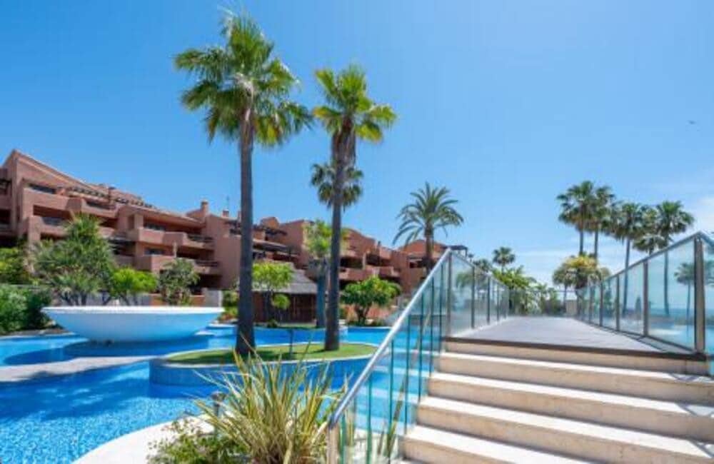 2 quarto Apartamento para arrendar em Estepona com piscina garagem - 2 700 € (Ref: 9848933)