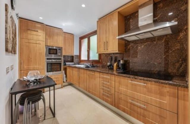 2 quarto Apartamento para arrendar em Kempinski, Estepona com piscina garagem - 2 700 € (Ref: 9848933)