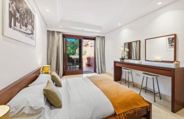 2 quarto Apartamento para arrendar em Kempinski, Estepona com piscina garagem - 2 700 € (Ref: 9848933)