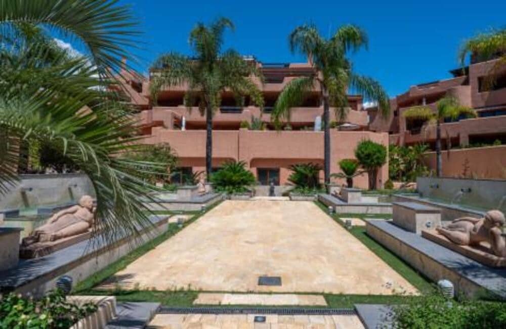 2 quarto Apartamento para arrendar em Estepona com piscina garagem - 2 700 € (Ref: 9848933)