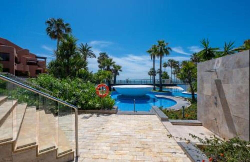 2 quarto Apartamento para arrendar em Estepona com piscina garagem - 2 700 € (Ref: 9848933)