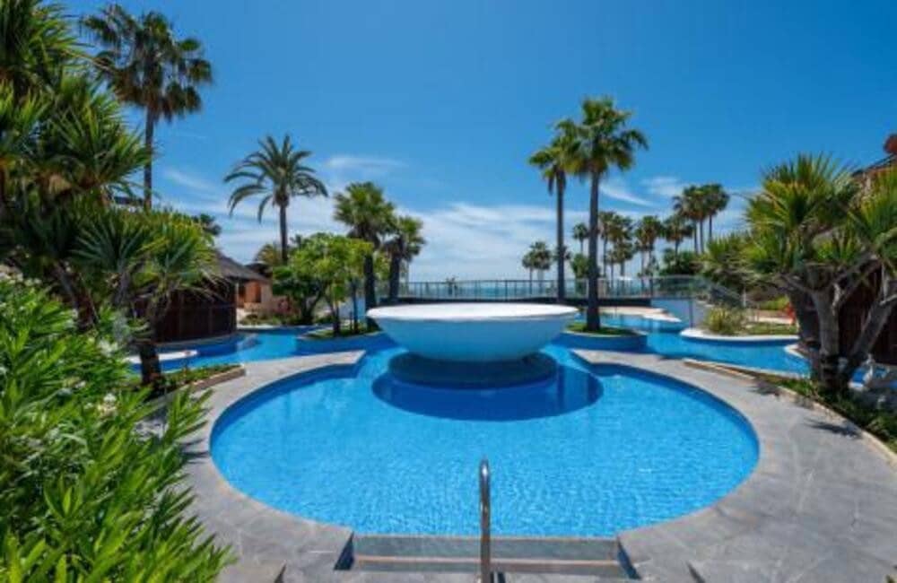 2 quarto Apartamento para arrendar em Estepona com piscina garagem - 2 700 € (Ref: 9848933)